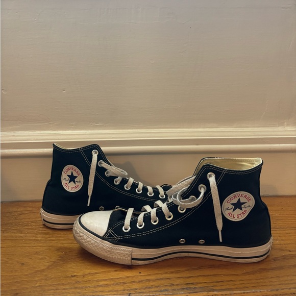 Size 9 Converse Black High Top Sneakers - Picture 1 of 4